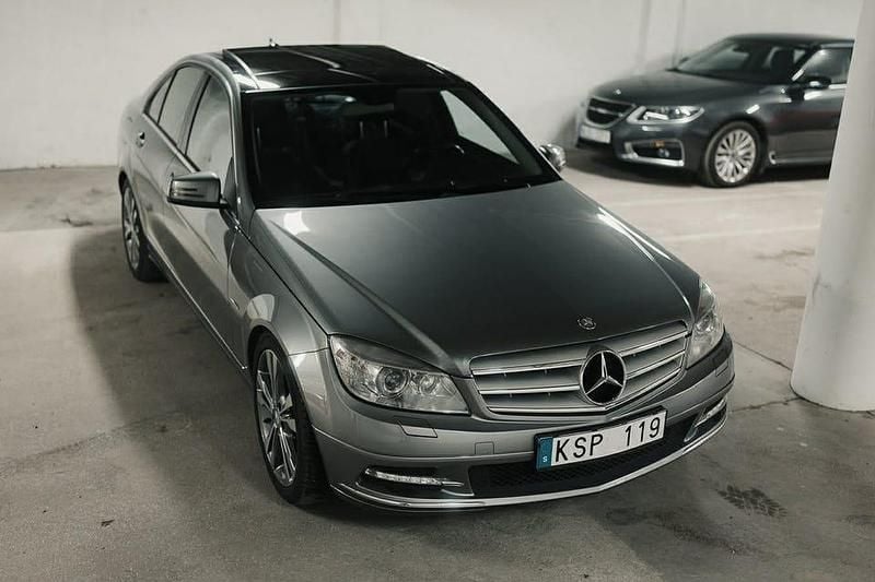 Gray metallic Begagnad 2011 Mercedes C350 Sedan | 149 000 kr (Dyr) - Bild 1/4