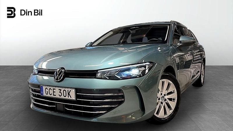 Ljusgrön Begagnad 2024 VW Passat Business Kombi | 439 900 kr (Marknadspris) - Bild 1/4