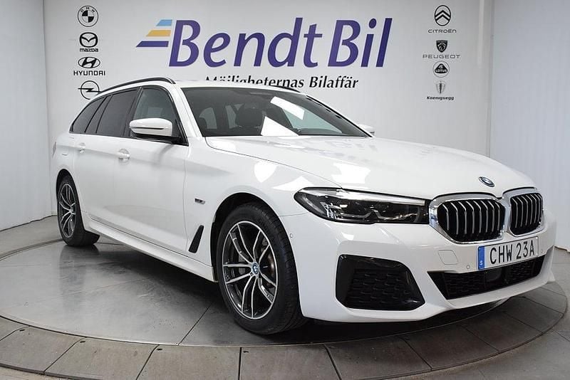 Alpine white Begagnad 2023 BMW 530e M Sport Kombi | 409 500 kr (Marknadspris) - Bild 1/3