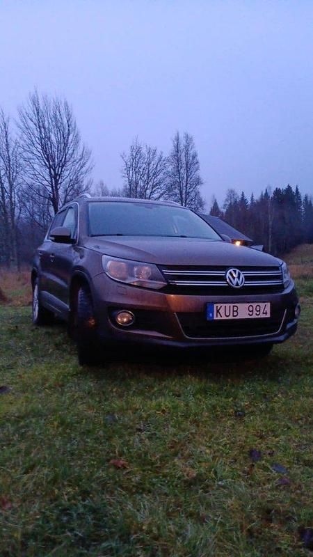 Brun Begagnad 2013 VW Tiguan Sportline SUV | 82 000 kr (Marknadspris) - Bild 1/4