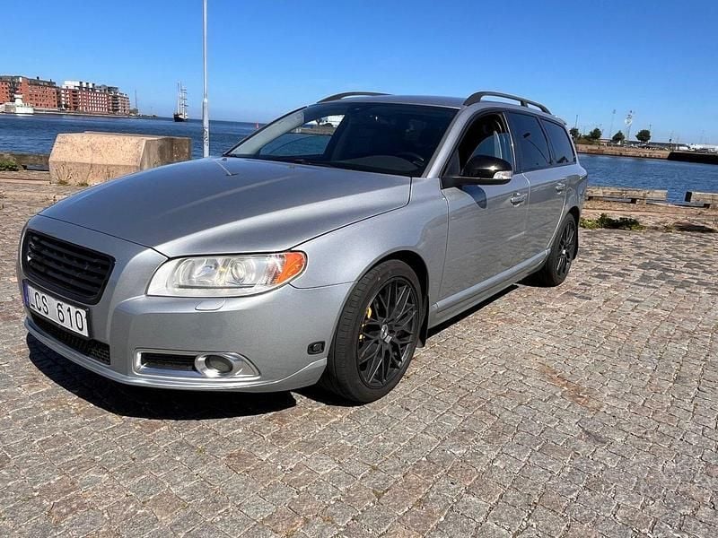 Silver Begagnad 2011 Volvo V70 R-Design Kombi | 99 500 kr - Bild 1/4