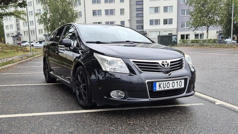 Svart Begagnad 2010 Toyota Avensis Executive Kombi | 38 000 kr (Lite dyr) - Bild 1/4