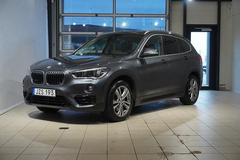 Grå (mineralgrå metallic) Begagnad 2015 BMW X1 Performance SUV | 199 900 kr (Dyr) - Bild 1/4