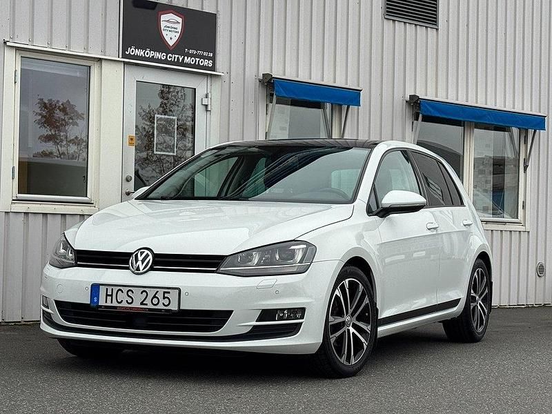 Vit Begagnad 2015 VW Golf VII Halvkombi | 154 900 kr (Dyr) - Bild 1/4