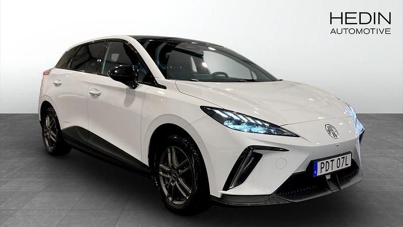 Begagnad MG MG4 EV Luxury 150 kW (204 HK) 2022 Vit Halvkombi