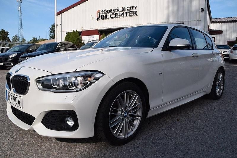Vit (vit met) Begagnad 2017 BMW 118 M Sport Halvkombi | 174 900 kr (Marknadspris) - Bild 1/4