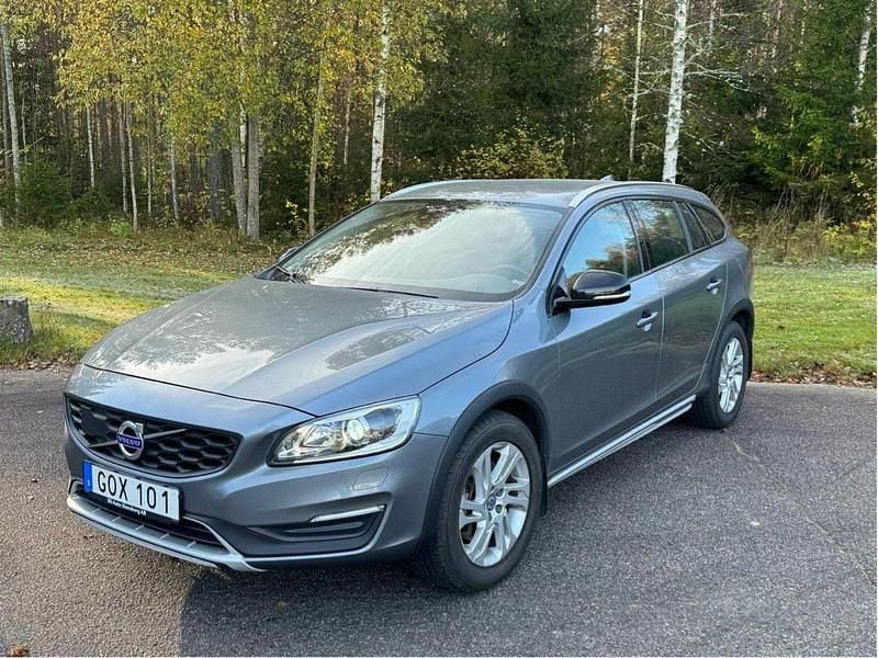 Grå Begagnad 2016 Volvo V60 CC Summum Kombi | 199 500 kr (Superpris) - Bild 1/4
