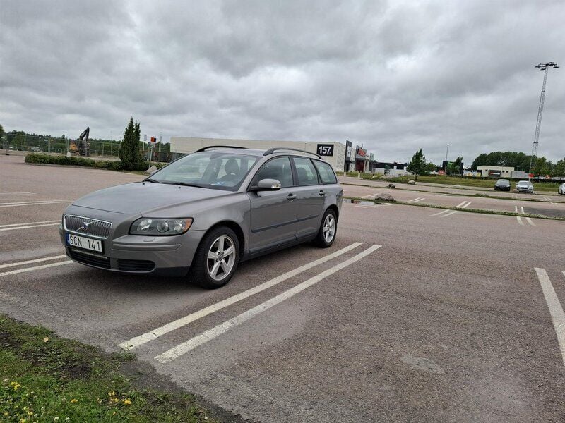 Grå Begagnad 2007 Volvo V50 Kinetic Kombi | 31 000 kr (Bra pris) - Bild 1/4