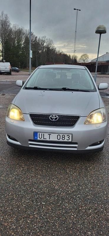 Silver Begagnad 2003 Toyota Corolla Halvkombi | 32 000 kr (Marknadspris) - Bild 1/4