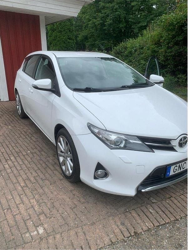 Vit Begagnad 2014 Toyota Auris Active Halvkombi | 67 000 kr (Bra pris) - Bild 1/4