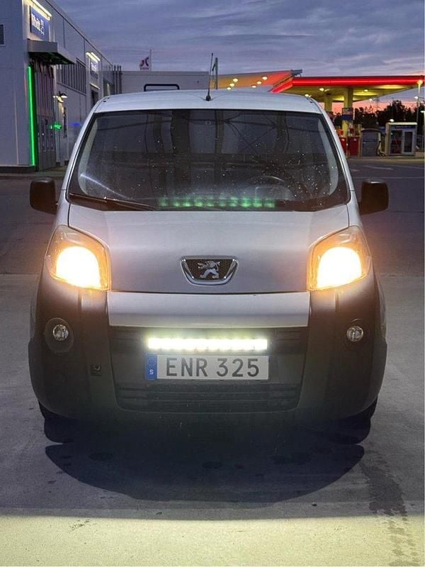 Grå Begagnad 2010 Peugeot Bipper Minibuss | 22 900 kr (Marknadspris) - Bild 1/4
