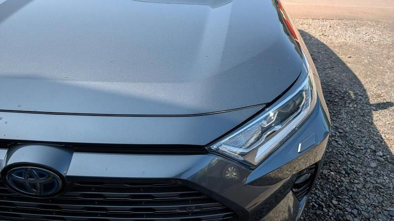 Grå Begagnad 2021 Toyota RAV4 Hybrid Style SUV | 335 000 kr (Marknadspris) - Bild 1/4