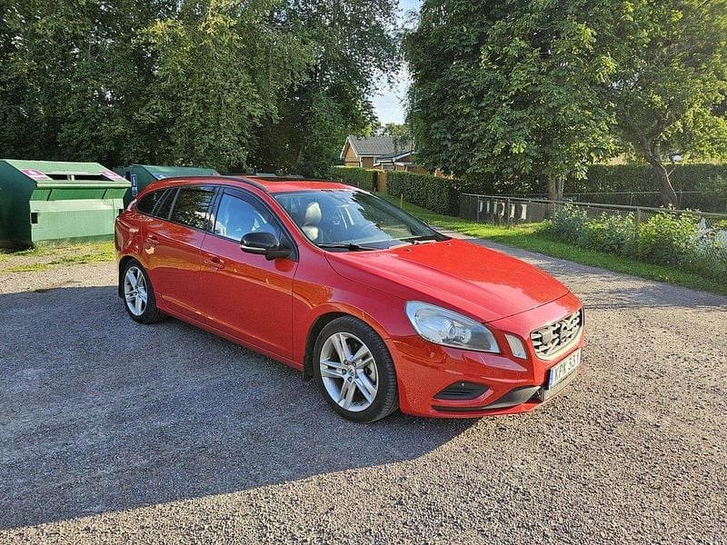 Röd Begagnad 2012 Volvo V60 R-Design Kombi | 69 900 kr (Marknadspris) - Bild 1/4