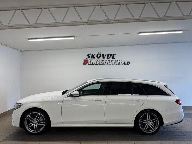 Vit Begagnad 2017 Mercedes E220 AMG Kombi | 277 500 kr (Marknadspris) - Bild 1/4