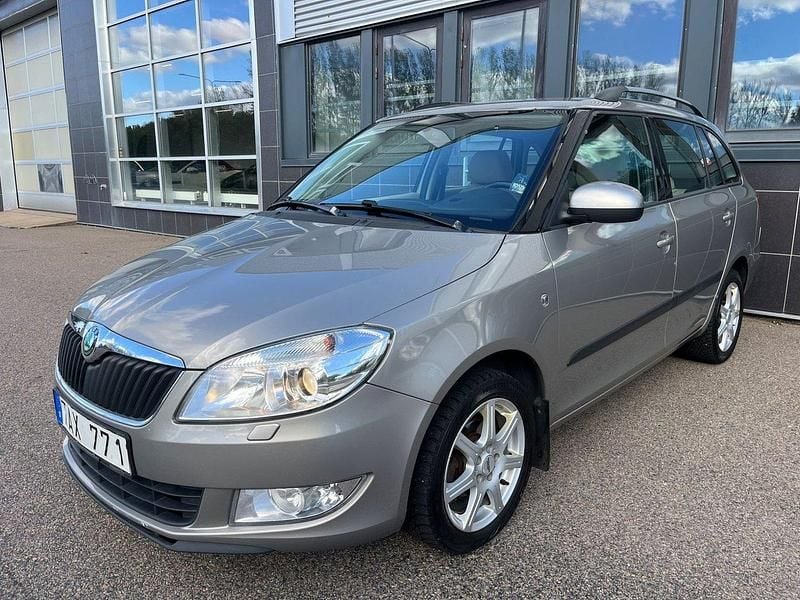 Ljusbrun (brun) Begagnad 2012 Skoda Fabia Elegance Halvkombi | 42 900 kr (Marknadspris) - Bild 1/4