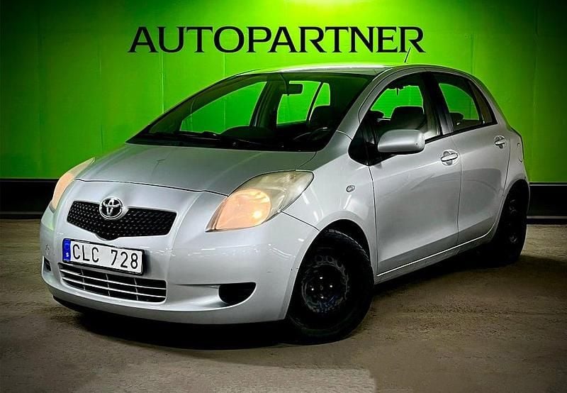 Grå Begagnad 2007 Toyota Yaris Halvkombi | 44 900 kr (Marknadspris) - Bild 1/4