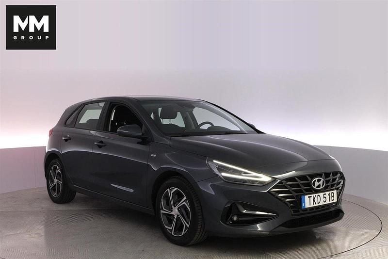 Grå Begagnad 2022 Hyundai i30 Advanced Halvkombi | 189 900 kr (Marknadspris) - Bild 1/4