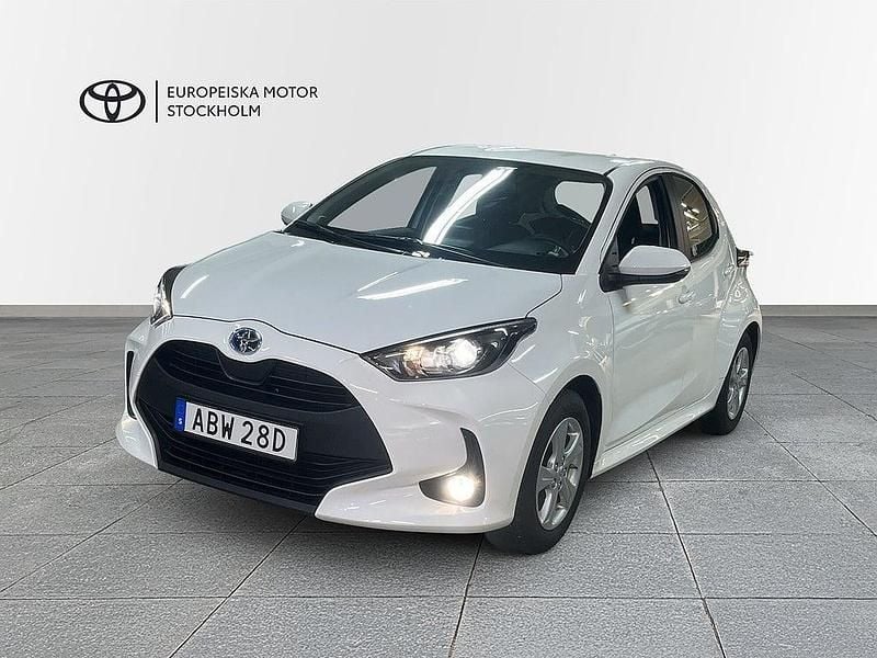 Vit Begagnad 2023 Toyota Yaris Hybrid Active Halvkombi | 224 900 kr (Marknadspris) - Bild 1/4