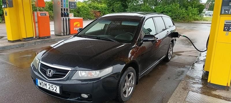 Svart Begagnad 2004 Honda Accord Kombi | 26 000 kr (Marknadspris) - Bild 1/4
