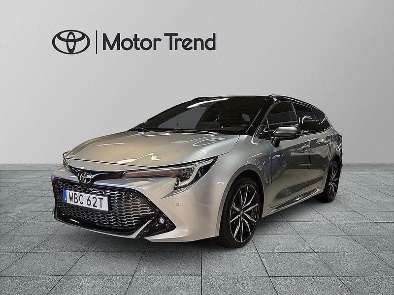 Silver Begagnad 2024 Toyota Corolla Sport Kombi | 345 500 kr (Marknadspris) - Bild 1/3