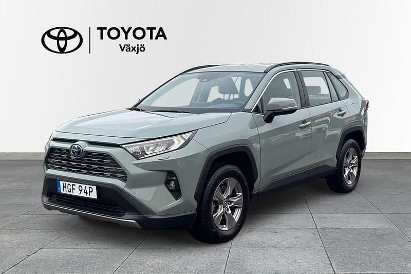 Grön Begagnad 2022 Toyota RAV4 Hybrid Active SUV | 349 000 kr (Bra pris) - Bild 1/3