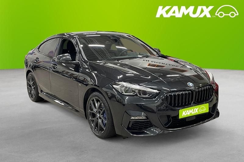 Svart Begagnad 2022 BMW 218 M Sport Sedan | 269 800 kr (Marknadspris) - Bild 1/4