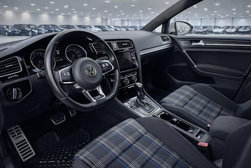 Begagnad VW Golf VIII GTE 204 HK (150 kW) 2020 Vit Halvkombi