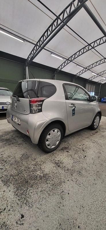 Begagnad Toyota iQ 68 HK (50 kW) 2009 Silver Halvkombi