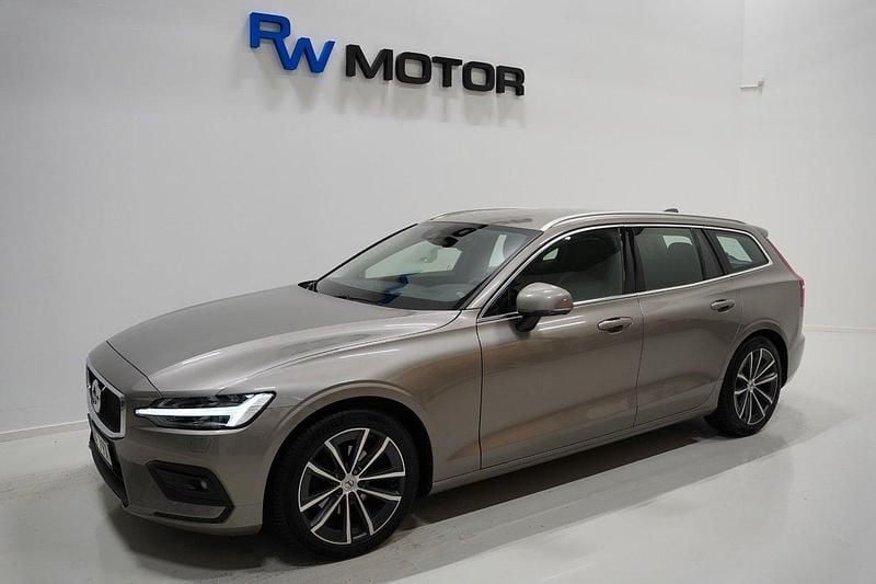 Grå Begagnad 2020 Volvo V60 Momentum Kombi | 219 800 kr (Marknadspris) - Bild 1/4