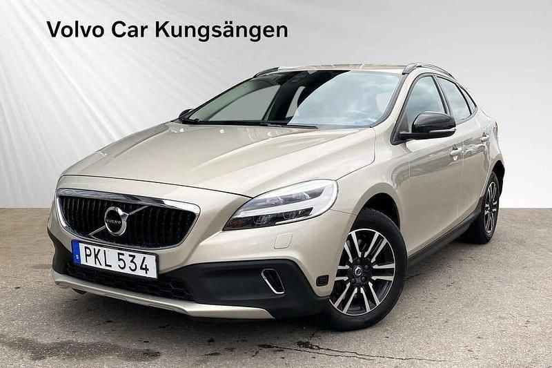 Brun Begagnad 2018 Volvo V40 CC Business Edition Kombi | 179 900 kr (Marknadspris) - Bild 1/2