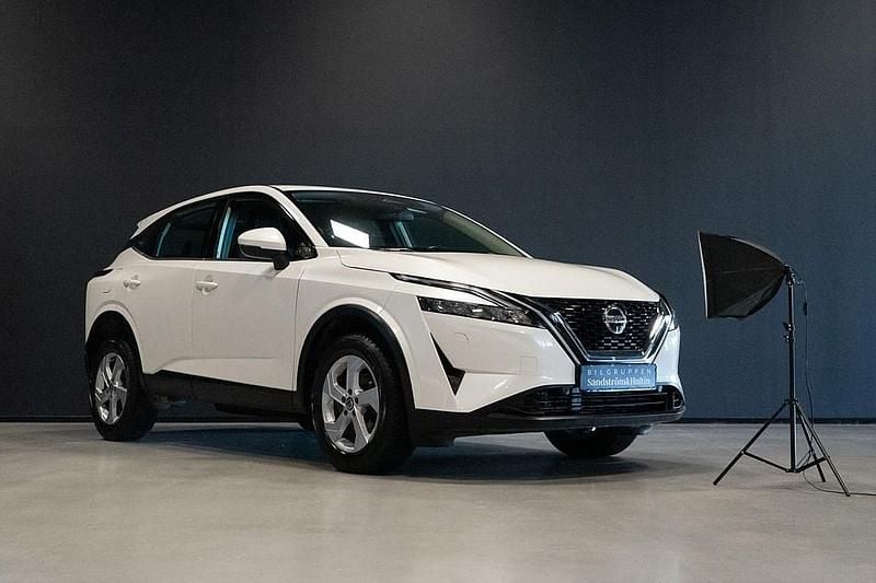 Vit Begagnad 2022 Nissan Qashqai SUV | 249 000 kr (Marknadspris) - Bild 1/4