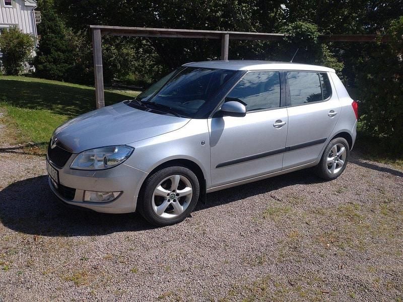 Silver Begagnad 2012 Skoda Fabia Elegance Halvkombi | 47 000 kr (Marknadspris) - Bild 1/1