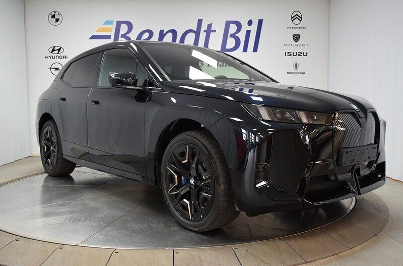 Carbon black metallic Ny 2025 BMW iX M Sport SUV | 999 100 kr (Marknadspris) - Bild 1/3
