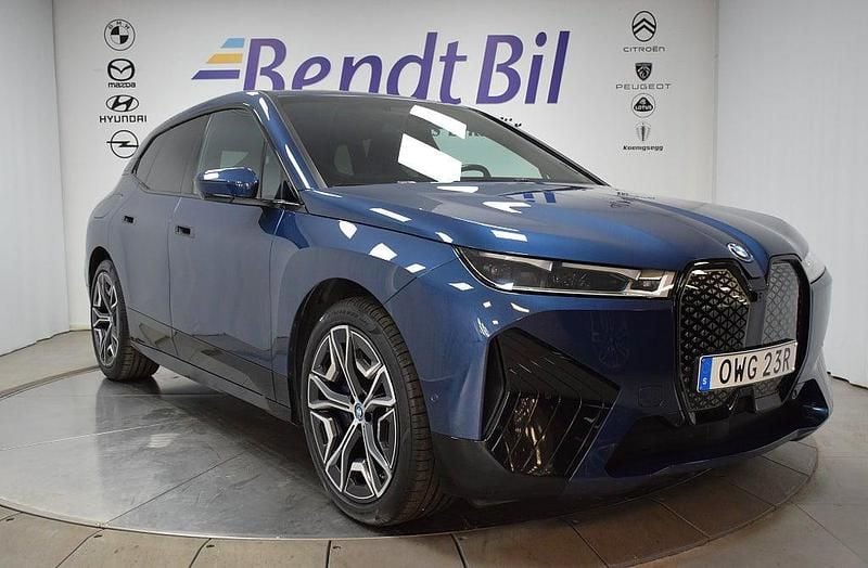 Begagnad BMW iX Comfort Edition 385 kW (524 HK) 2023 Phytonic blue SUV