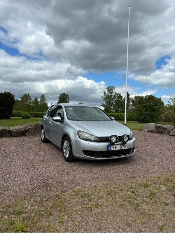 Silver Begagnad 2011 VW Golf VI Halvkombi | 48 000 kr (Marknadspris) - Bild 1/4