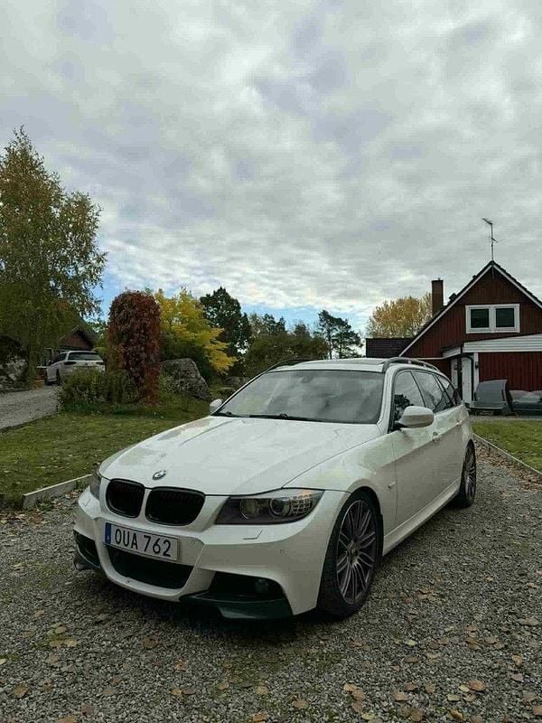 Vit Begagnad 2009 BMW 330 Comfort Edition Kombi | 147 000 kr (Dyr) - Bild 1/4