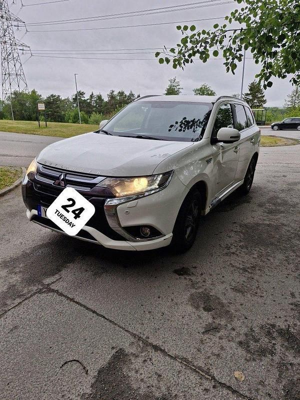 Vit Begagnad 2016 Mitsubishi Outlander P-HEV SUV | 95 000 kr (Lite dyr) - Bild 1/4