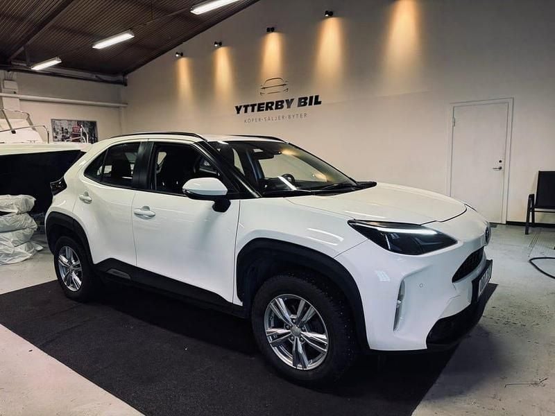 Vit Begagnad 2023 Toyota Yaris Hybrid Active | 189 900 kr (Superpris) - Bild 1/4