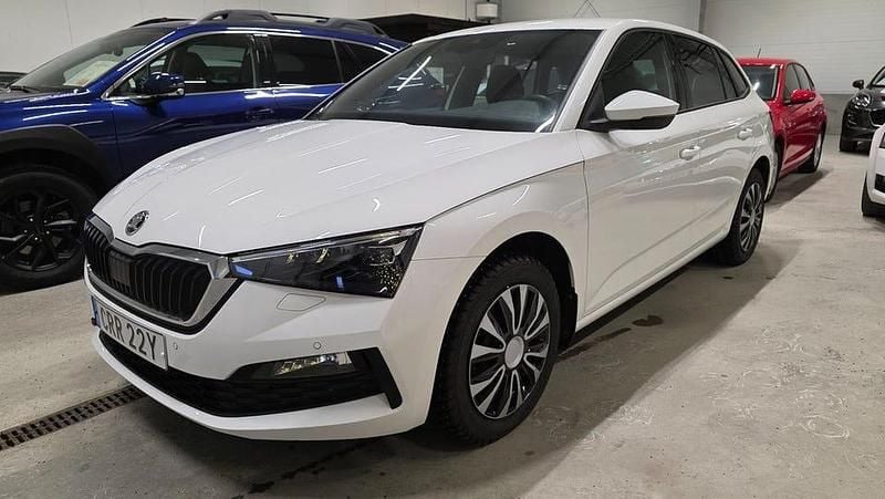 Vit Begagnad 2022 Skoda Scala Style Halvkombi | 159 500 kr (Marknadspris) - Bild 1/4