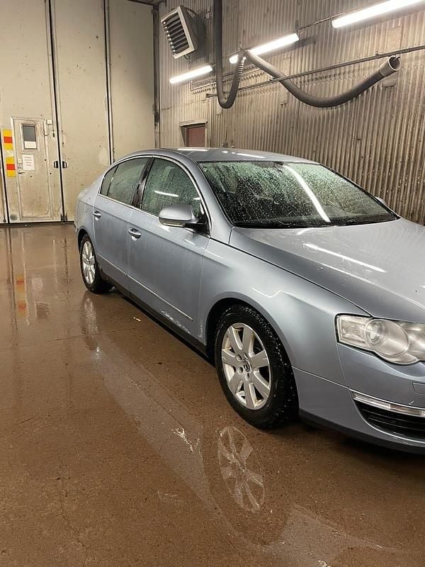 Metallic ljusblå Begagnad 2007 VW Passat Sedan | 17 000 kr (Marknadspris) - Bild 1/4