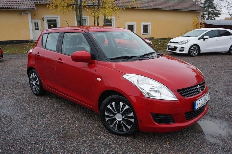 Röd Begagnad 2011 Suzuki Swift Halvkombi | 49 900 kr (Marknadspris) - Bild 1/4