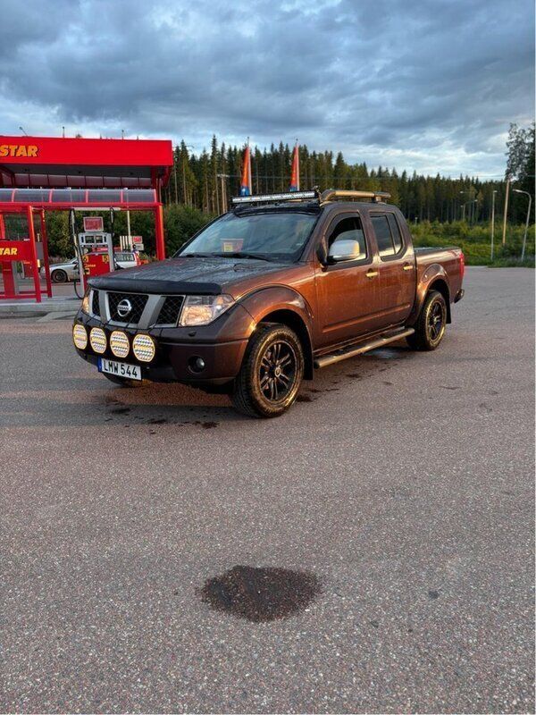 Brun Begagnad 2010 Nissan Navara Pickup | 86 000 kr (Marknadspris) - Bild 1/4
