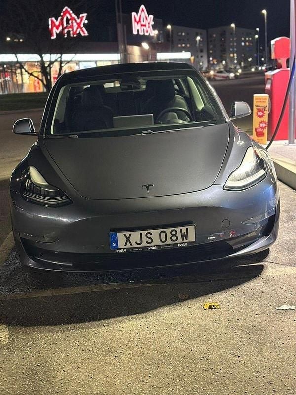 Grå Begagnad 2021 Tesla Model 3 Long Range AWD Sedan | 220 000 kr (Bra pris) - Bild 1/3