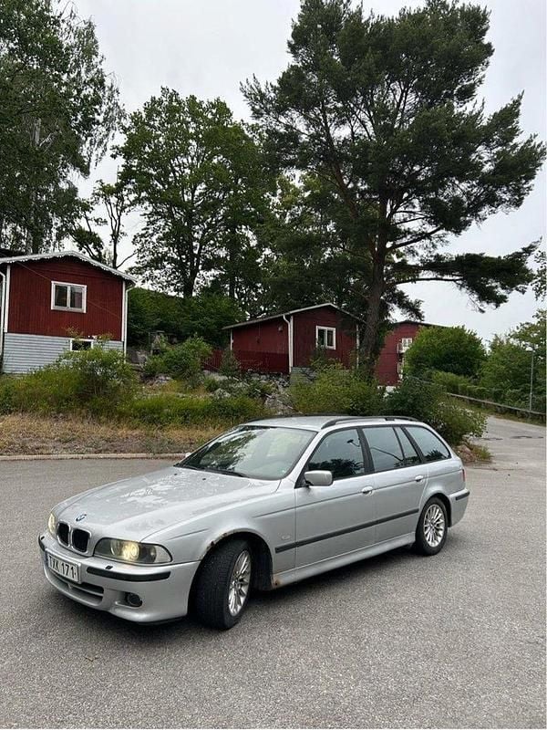 Grå Begagnad 2003 BMW 525 M Sport Kombi | 30 000 kr (Superpris) - Bild 1/4