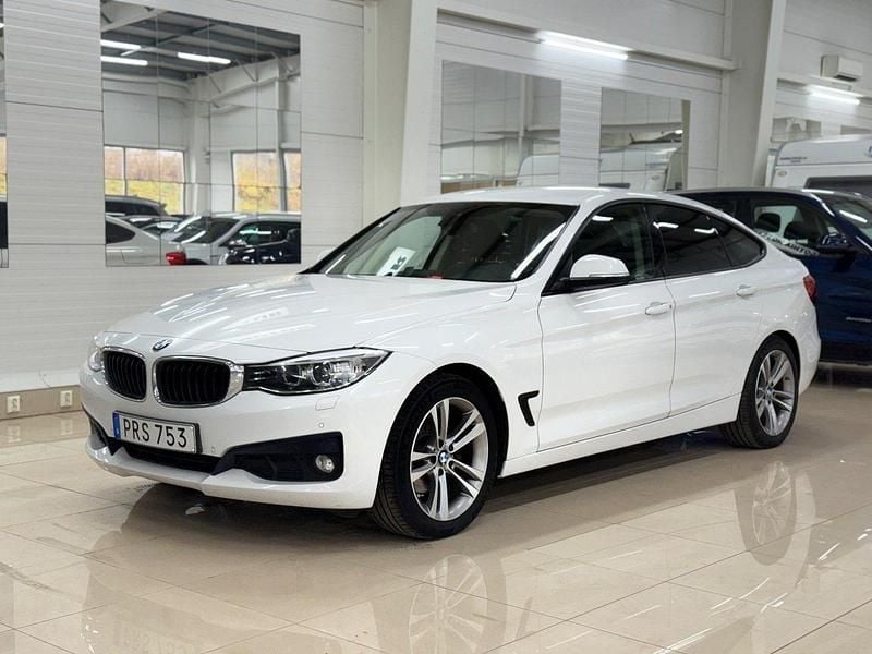 Vit Begagnad 2015 BMW 320 Gran Turismo Sport Line Halvkombi | 132 900 kr (Marknadspris) - Bild 1/4