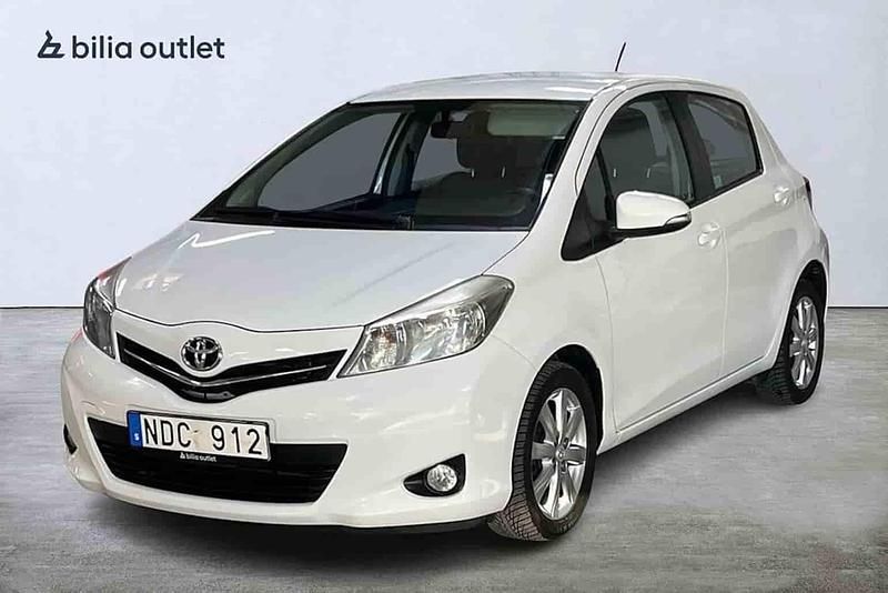 Vit Begagnad 2013 Toyota Yaris Halvkombi | 79 900 kr (Marknadspris) - Bild 1/1