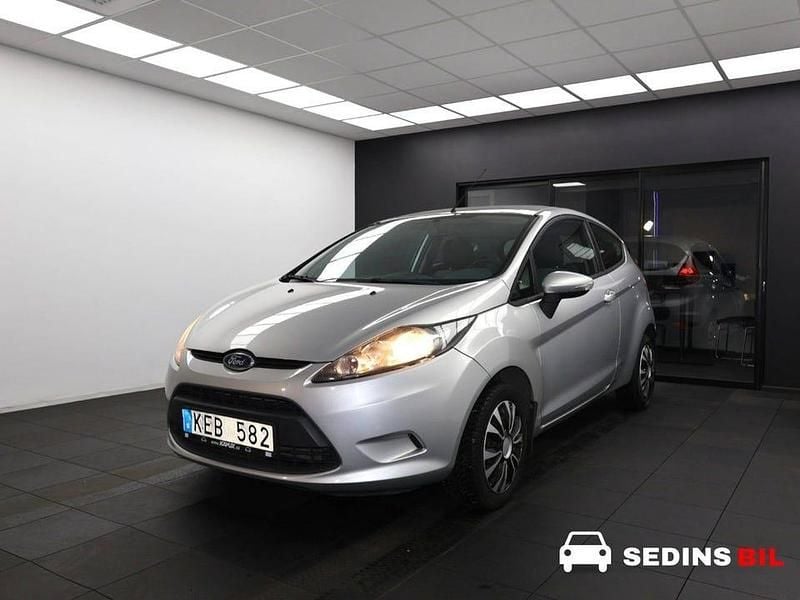 Grå Begagnad 2010 Ford Fiesta Halvkombi | 44 900 kr (Marknadspris) - Bild 1/4