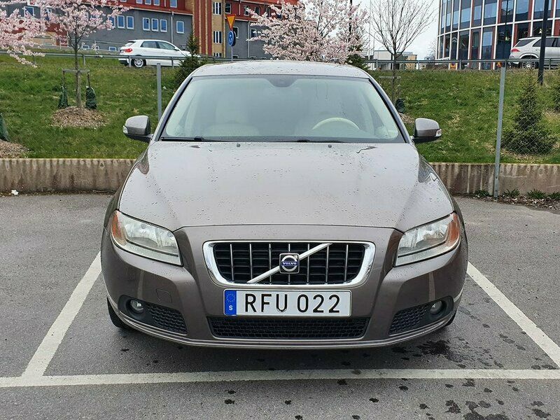 Begagnad Volvo V70 Momentum 164 HK (120 kW) 2007 Ljusbrun Kombi