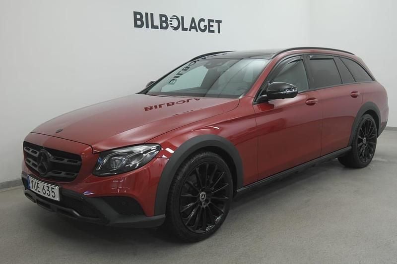Röd Begagnad 2018 Mercedes E220 Avantgarde SUV | 349 800 kr (Dyr) - Bild 1/4
