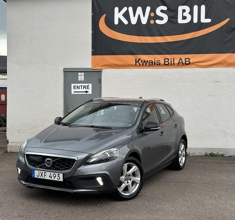 Grå Begagnad 2015 Volvo V40 CC Momentum Kombi | 114 900 kr (Marknadspris) - Bild 1/4